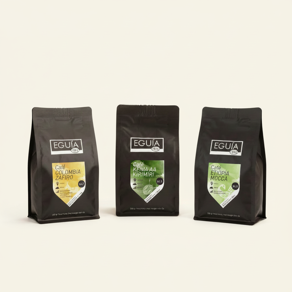 Pack de cafés de origen Casa Eguía con Colombia, Kenia y Etiopía juntos, fondo uniforme