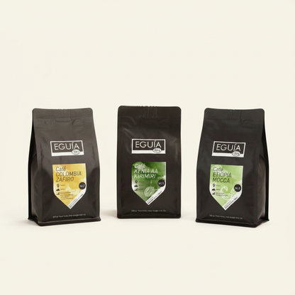 Pack de cafés de origen Casa Eguía con Colombia, Kenia y Etiopía juntos, fondo uniforme